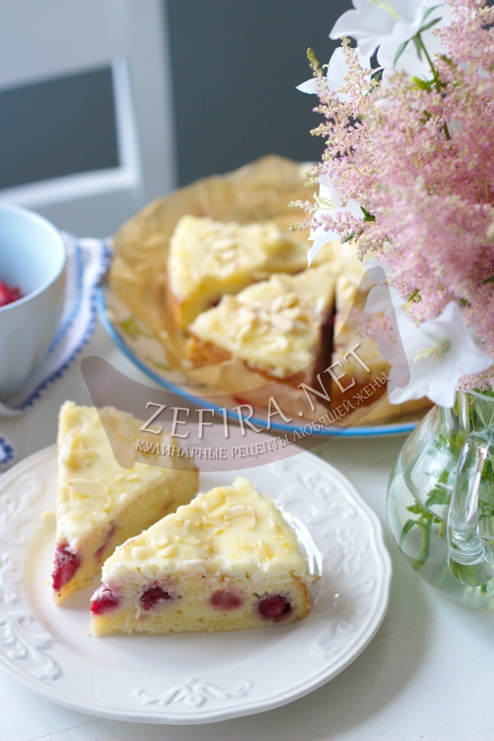 Восхитительный пирог с клубникой и сметанным кремом - рецепт и фото