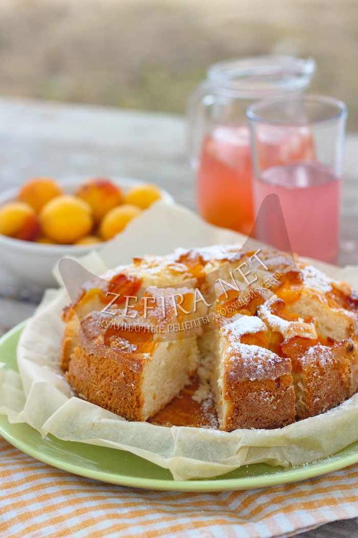 Ароматный пирог на кефире с абрикосами - рецепт и фото