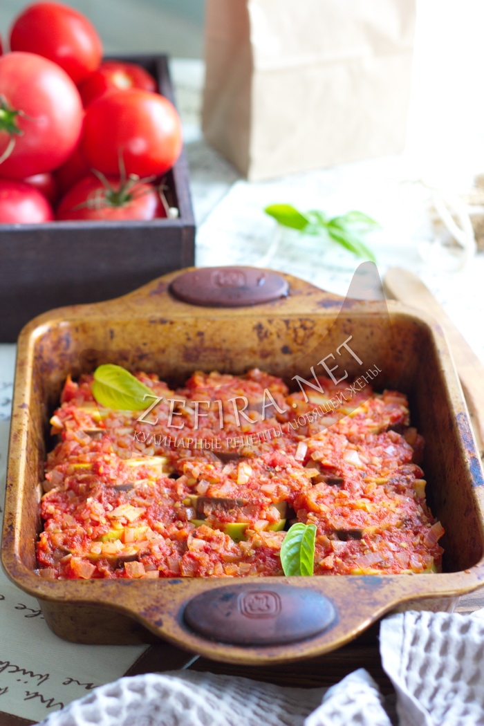 Кабачки и баклажаны в духовке с соусом из помидоров - рецепт и фото