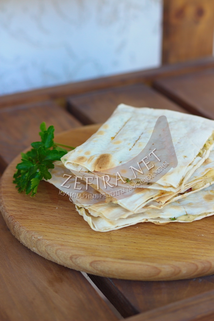 Вкусный лаваш с сыром на мангале - рецепт и фото