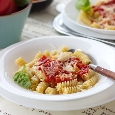 Вкуснейшие макароны с помидорами и сыром - рецепт