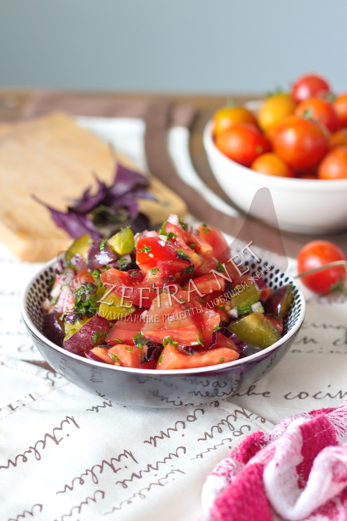 Необычный салат из помидоров со сливой - рецепт и фото