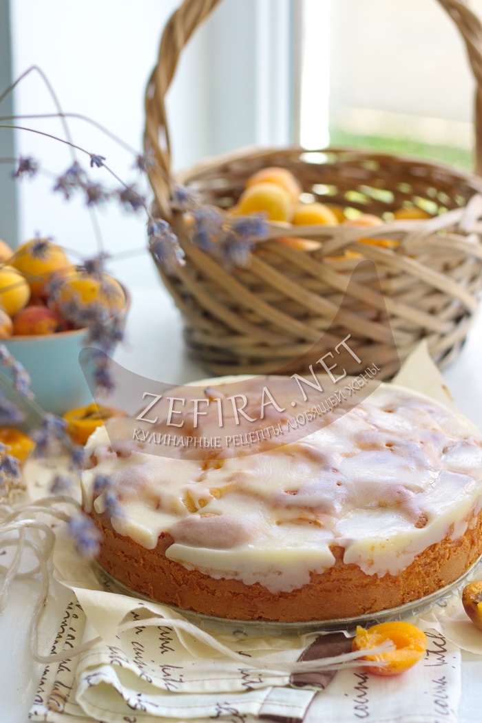 Простой пирог с абрикосами и сладкой глазурью - рецепт и фото