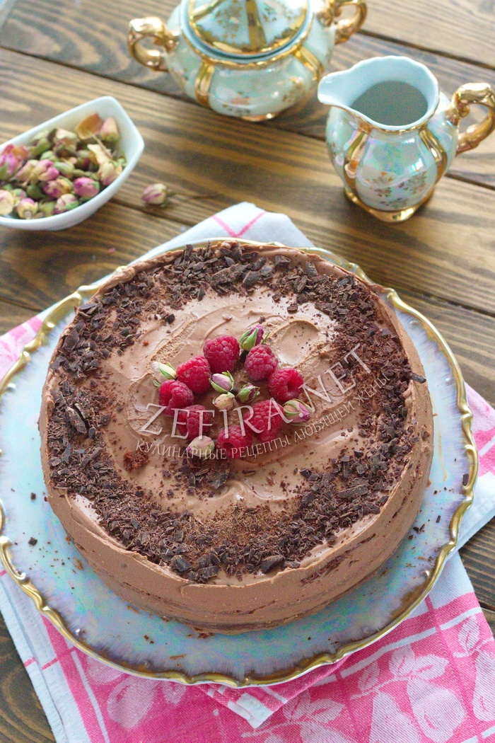 Простой шоколадный торт на кефире с малиной и шоколадным кремом - рецепт и фото