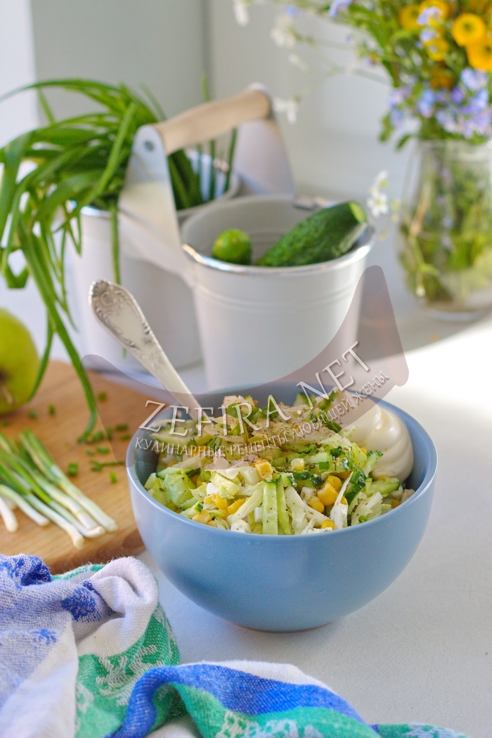 Свежий салат с кукурузой, огурцом и яйцом - рецепт и фото