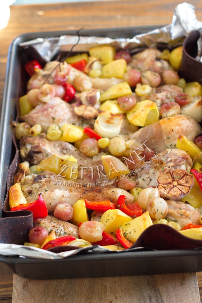 Курица, запеченная в духовке с овощами и виноградом - рецепт и фото