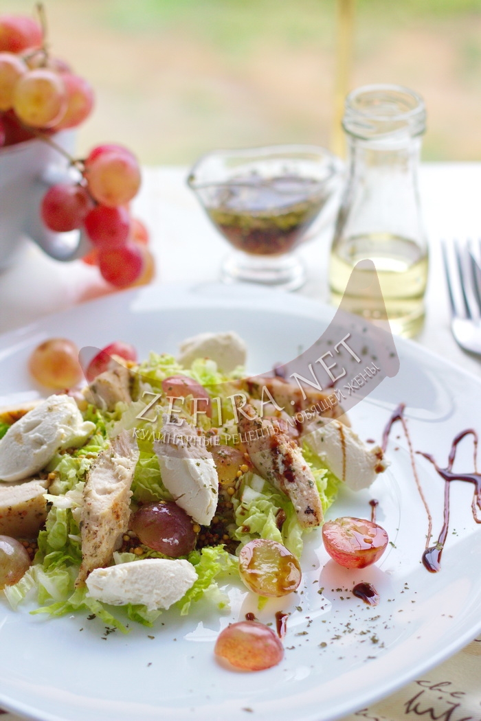 Легкий салат с курицей, виноградом и творожным сыром - рецепт и фото