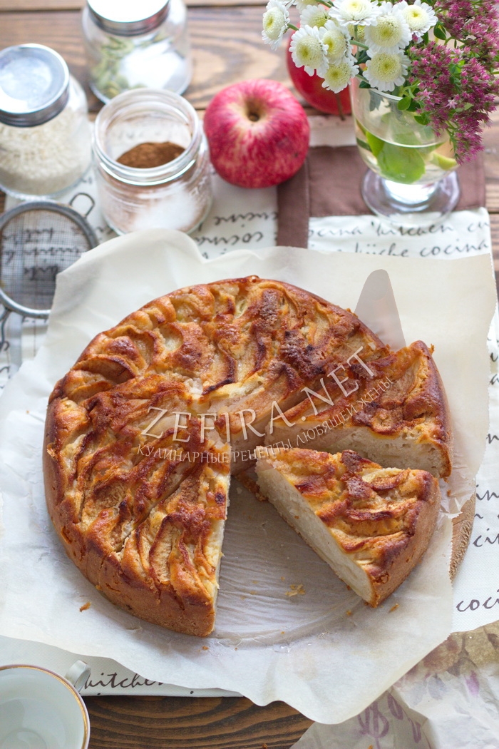 Простой пирог с яблоками на кефире - рецепт и фото