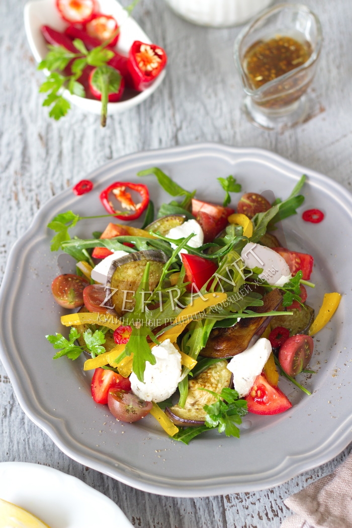 Сочный салат из баклажанов и перца - рецепт и фото