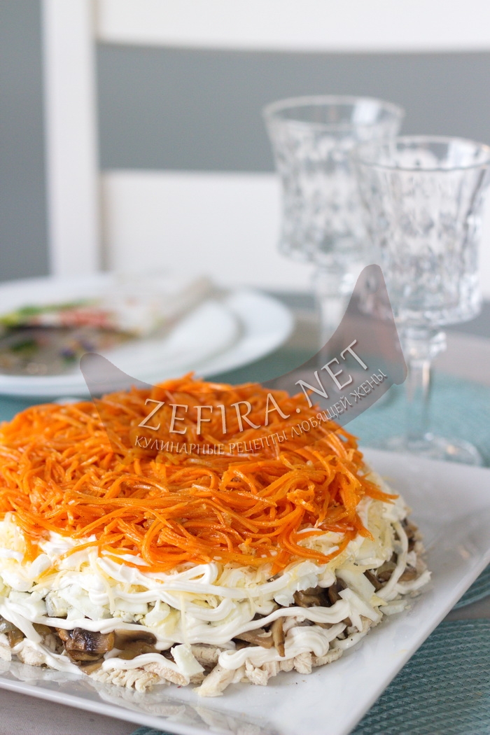 Вкусный салат с корейской морковью, курицей и грибами - рецепт и фото