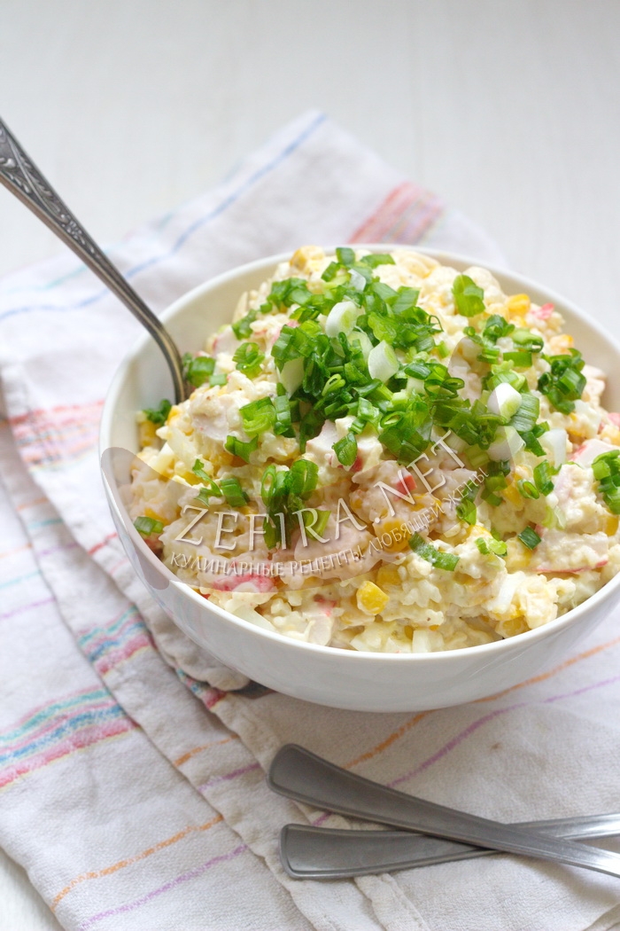 Салат с крабовыми палочками, рисом, яйцом и кукурузой - рецепт и фото