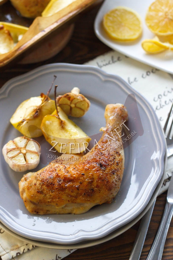 Сочная курица с яблоками в духовке - рецепт и фото