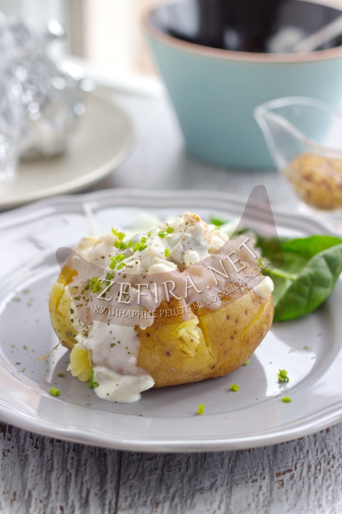 Запеченная в духовке картошка с селедочным соусом - рецепт и фото