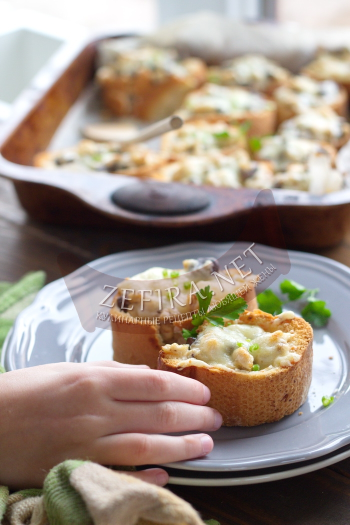 Горячие бутерброды из багета с курицей, грибами и сыром - рецепт и фото