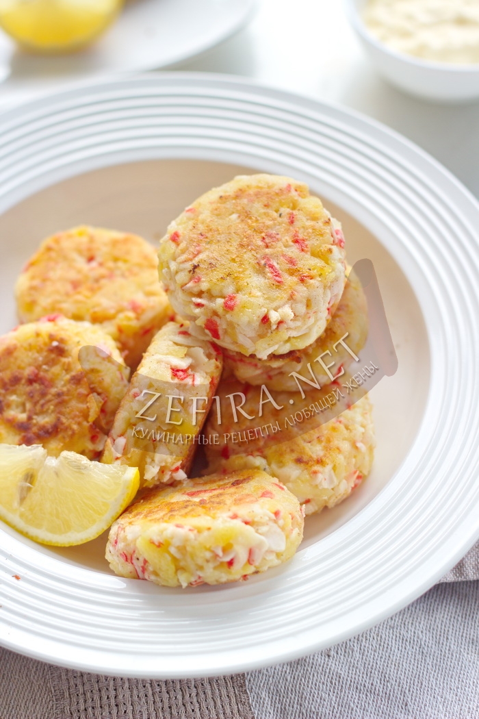 Простые картофельные котлеты с крабовыми палочками и сыром - рецепт и фото