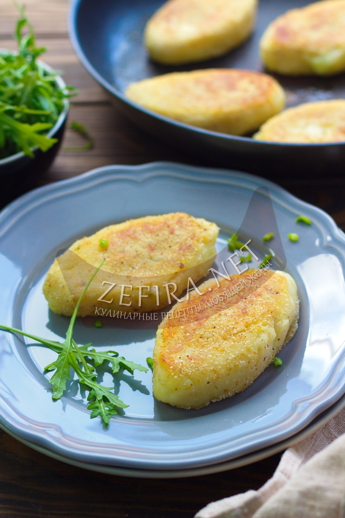 Картофельные зразы на сковороде с луком и сыром - рецепт и фото