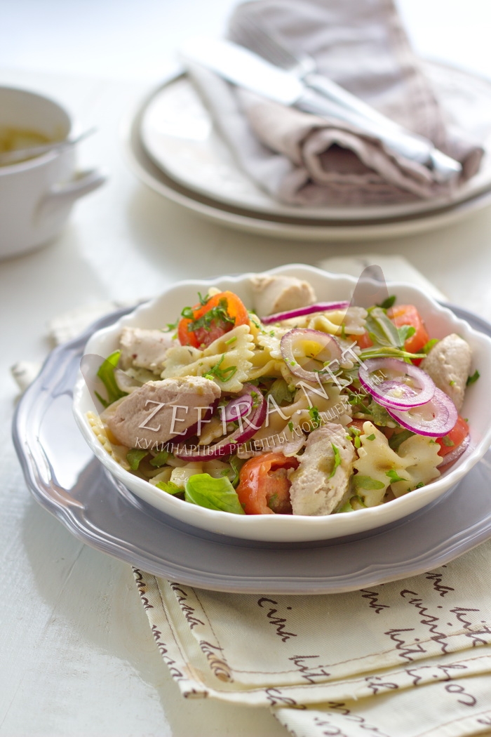 Простой и сытный салат с макаронами и консервированным тунцом - рецепт и фото