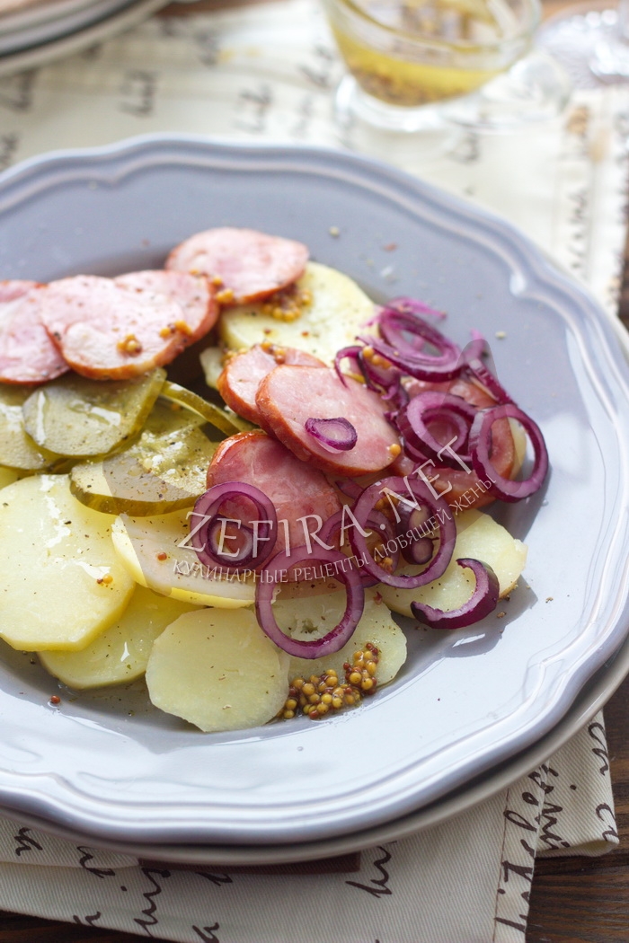 Сытный салат с баварскими колбасками - рецепт и фото