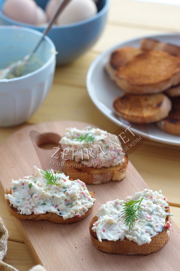 Простые бутерброды с крабовыми палочками, яйцом и чесноком - рецепт и фото