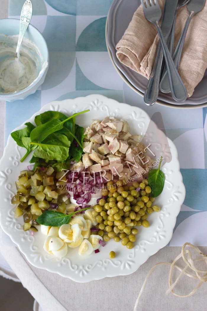 Салат из курицы с яйцом и маринованными огурцами - рецепт и фото