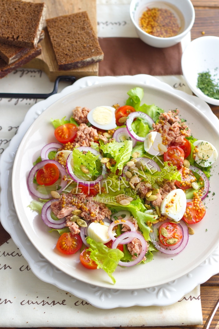 Яркий салат с тунцом и листьями салата - рецепт и фото