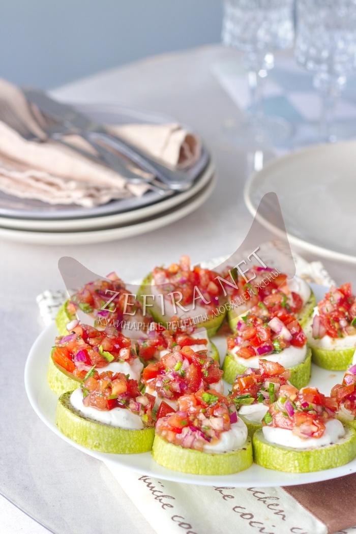 Кабачки с творожным сыром и томатной сальсой - рецепт и фото