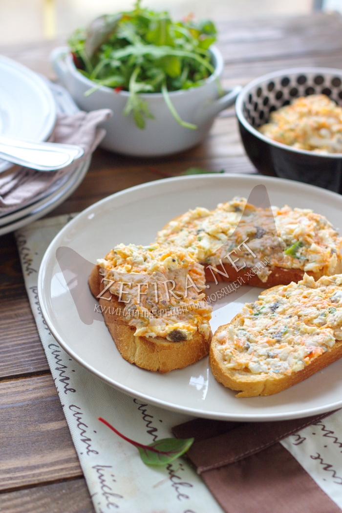 Ленивые бутерброды со шпротами, яйцом и морковью - рецепт и фото