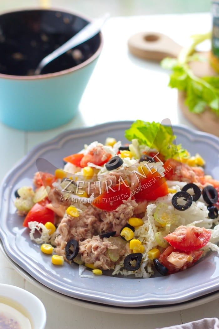 Полезный салат с консервированным тунцом, кукурузой и овощами - рецепт и фото