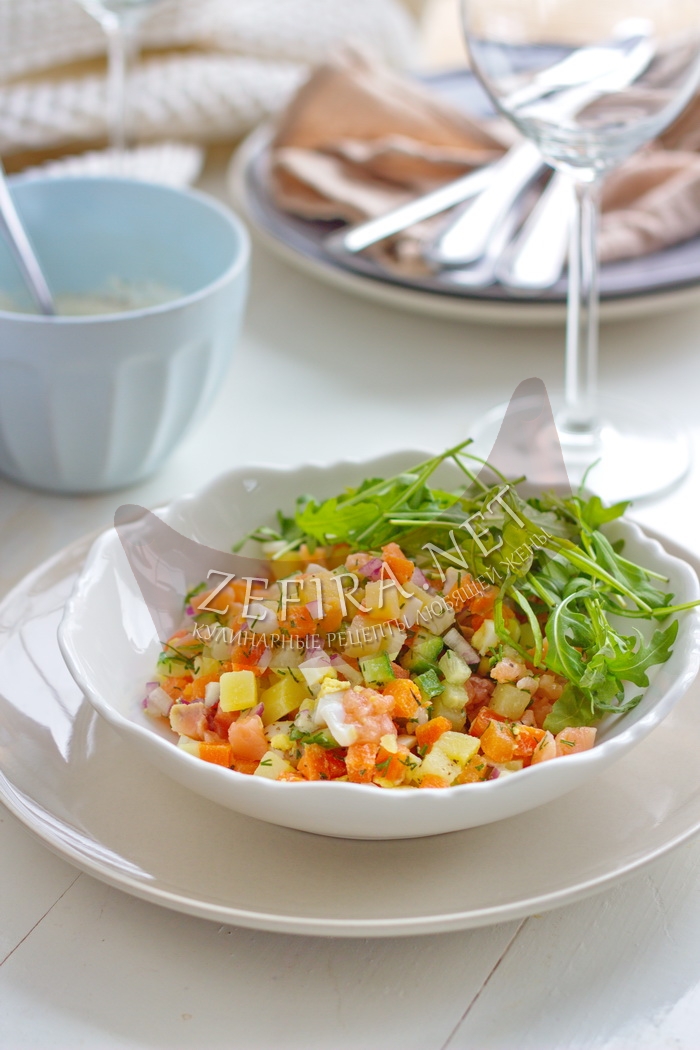 Вкусный салат с лососем и необычным соусом - рецепт и фото