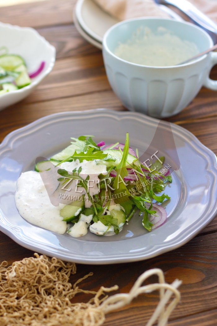 Свежий салат из огурцов с необычным соусом - рецепт и фото