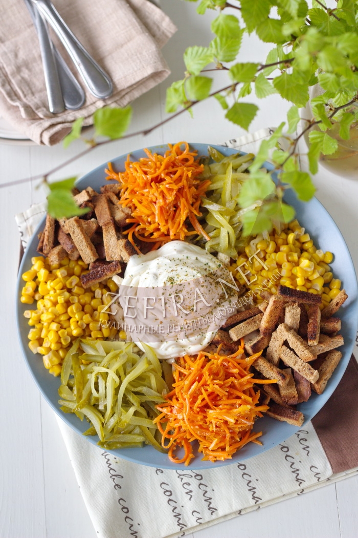 Салат с курицей, корейской морковью и сухариками - рецепт и фото