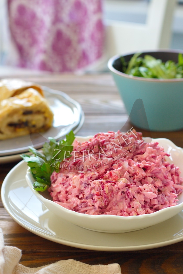 Салат из крабовых палочек с плавленым сыром и свеклой - рецепт и фото