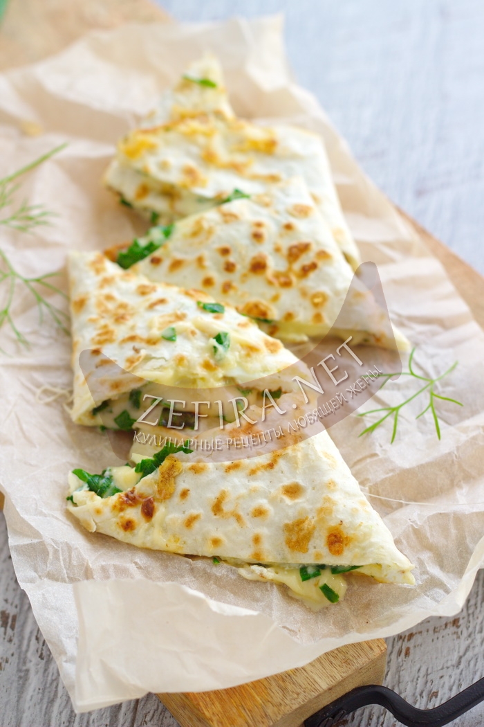 Быстрый завтрак из лаваша с сыром, яйцом и зеленым луком - рецепт и фото