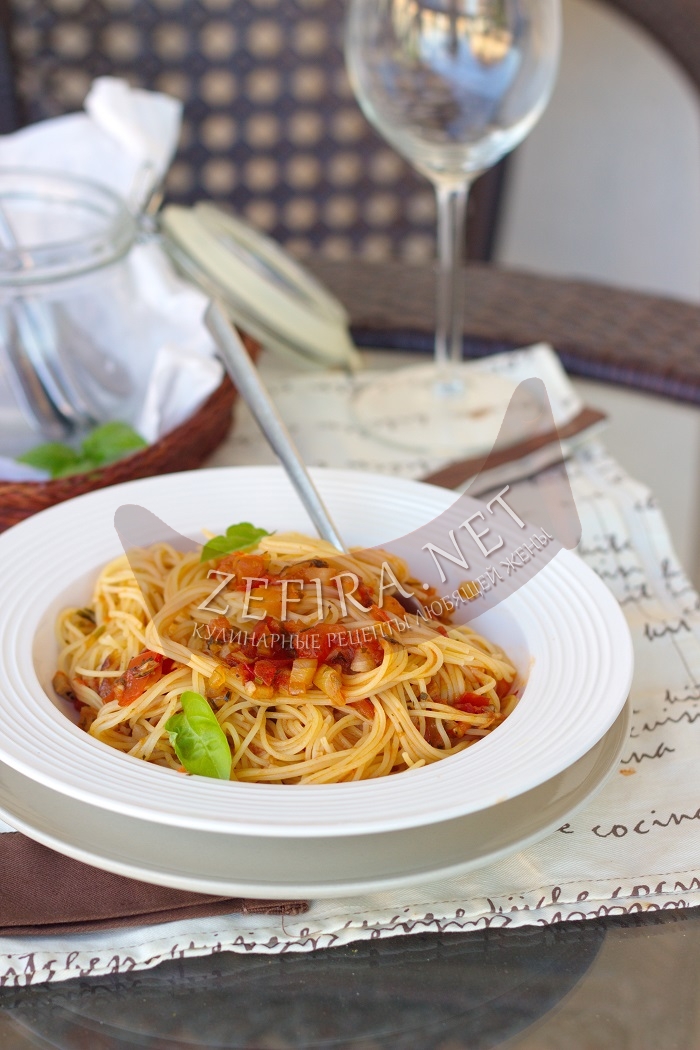 Спагетти с помидорами на сковороде - рецепт и фото