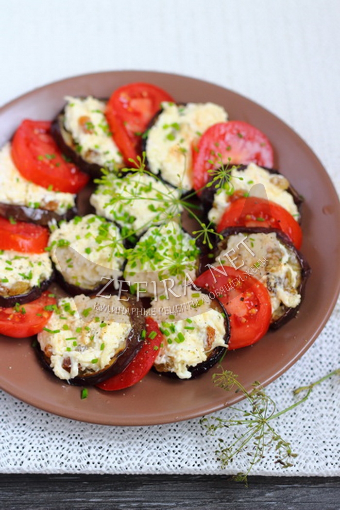 Салат-закуска с баклажанами, помидорами и сыром - рецепт и фото
