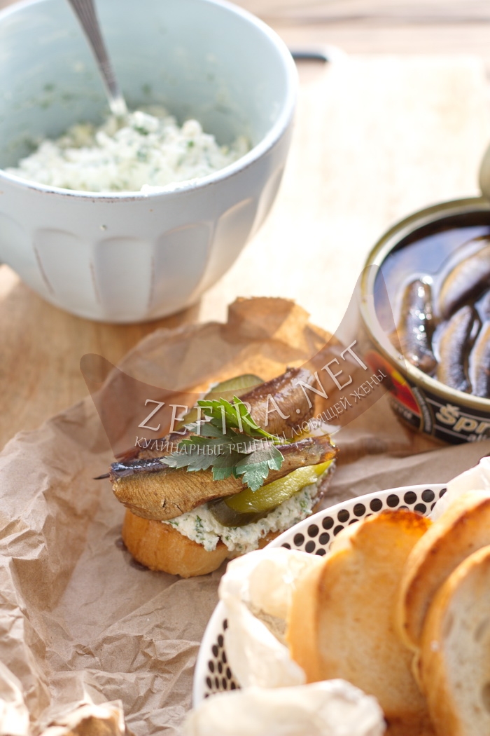 Бутерброды со шпротами и плавленым сыром - рецепт и фото