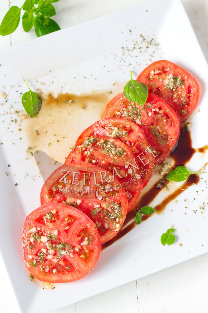 Быстрые помидоры с чесноком и зеленью - рецепт и фото