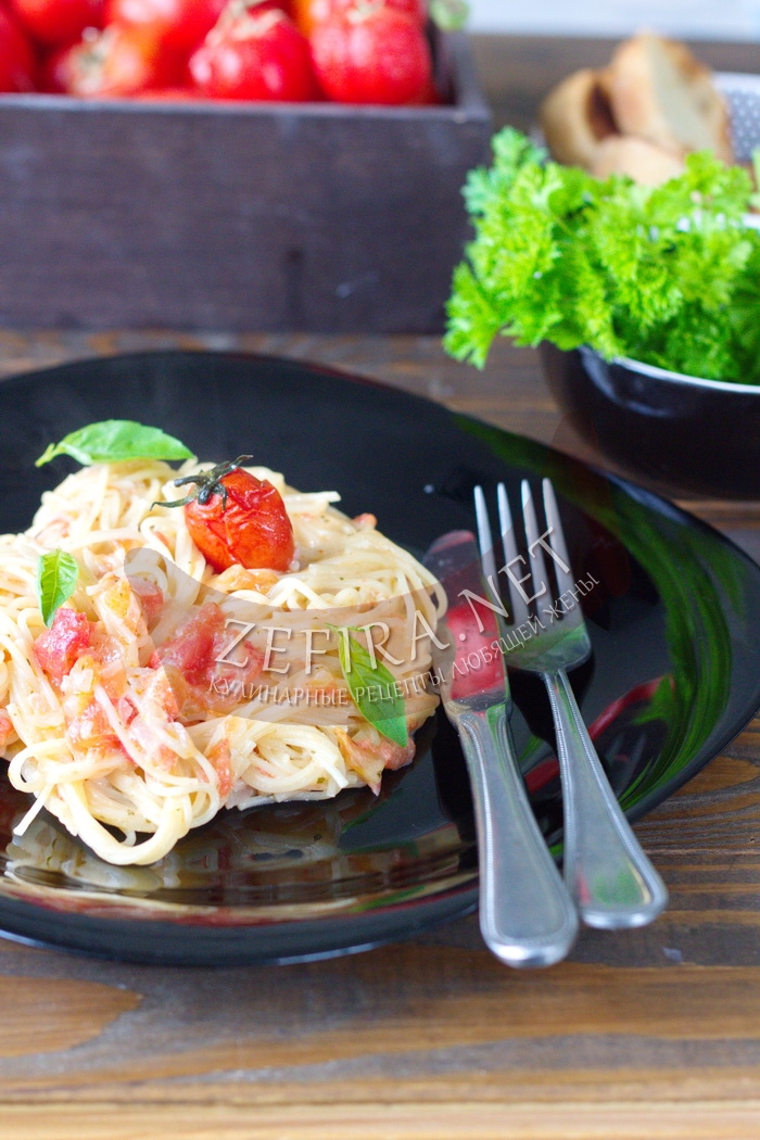 Макароны с помидорами и сыром на сковороде - рецепт и фото