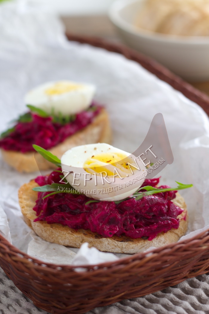Полезный завтрак – бутерброд со свеклой и вареным яйцом - рецепт и фото