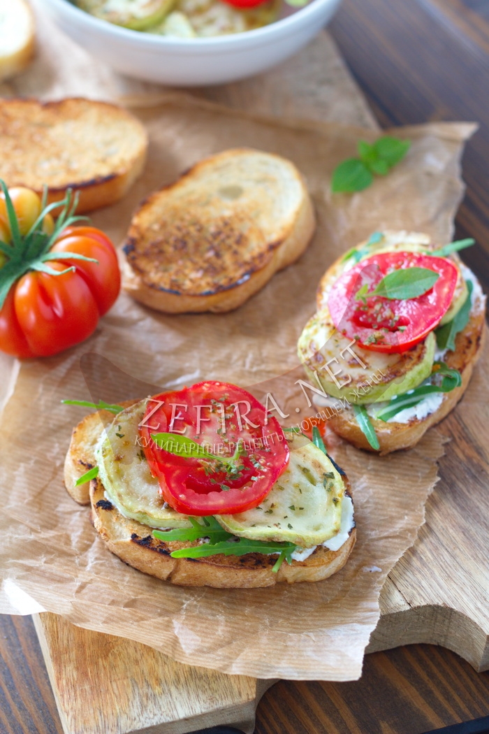 Бутерброды с кабачком, помидором и творожным сыром - рецепт и фото
