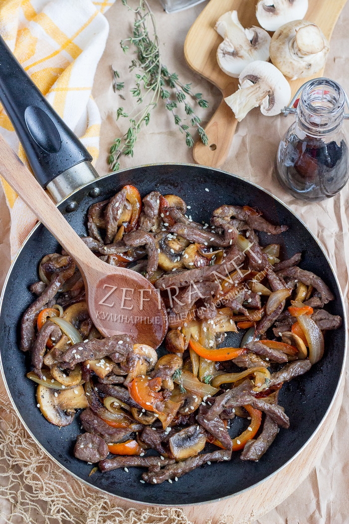 Быстро жаренная на сковороде говядина с грибами и перцем - рецепт и фото