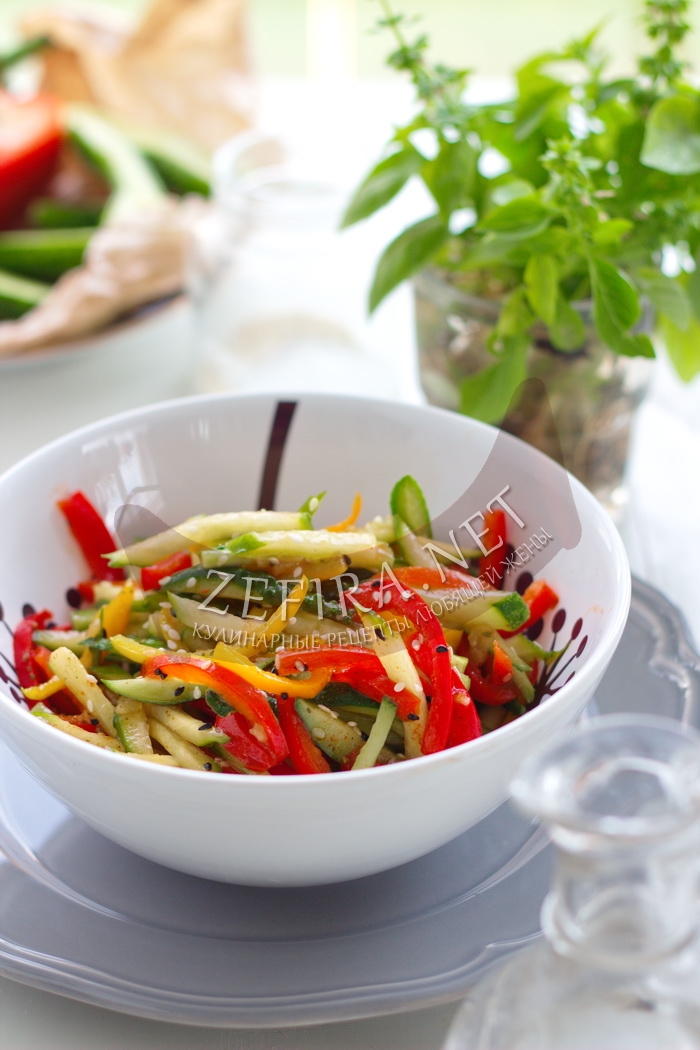 Хрустящий салат из огурцов и болгарского перца - рецепт и фото