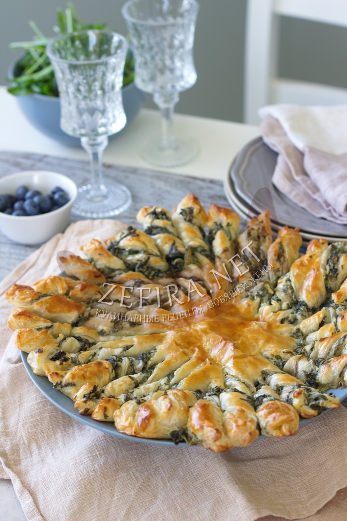 Слоеный пирог со шпинатом и сыром - рецепт и фото