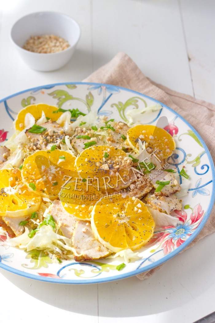 Яркий салат с курицей, апельсинами и листьями салата - рецепт и фото