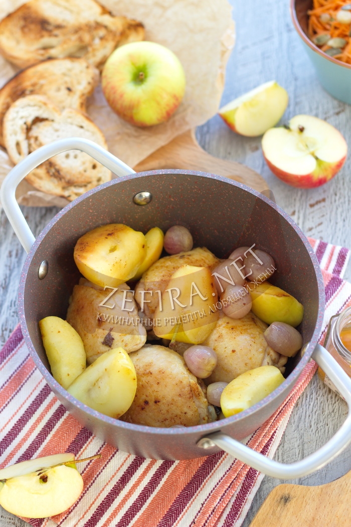 Вкусная курица с яблоками на сковороде - рецепт и фото