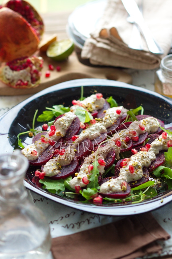 Салат из вареной свеклы с грецкими орехами и гранатом - рецепт и фото