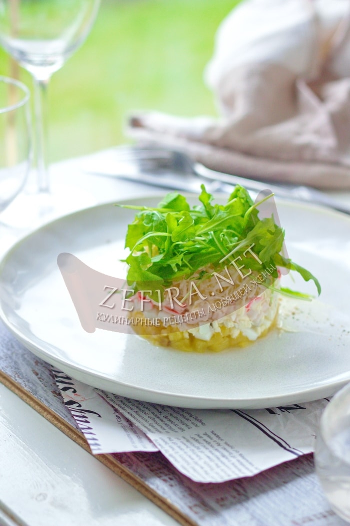 Салат с крабовыми палочками, ананасом, яйцом и сыром - рецепт и фото