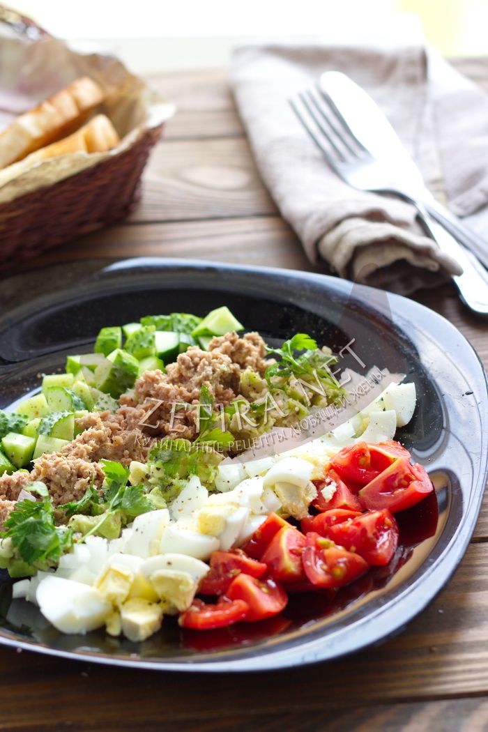 Овощной салат с тунцом и авокадо - рецепт и фото