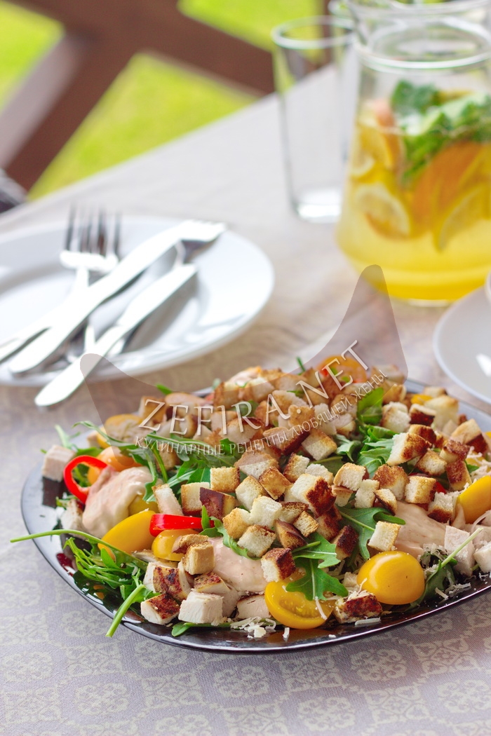 Салат из свежих овощей с курицей и сухариками - рецепт и фото