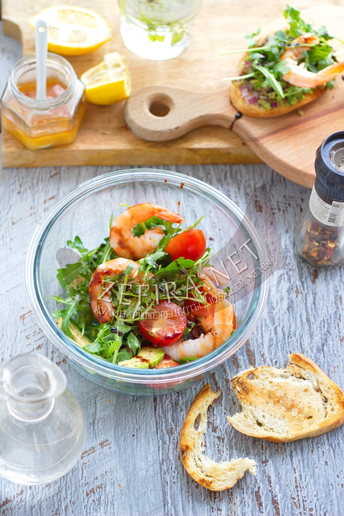 Вкусный салат с креветками, авокадо и помидорами черри - рецепт и фото
